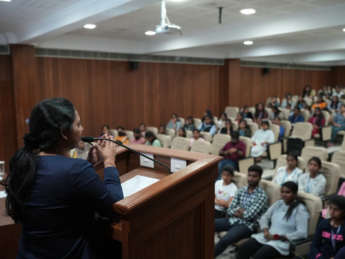 Addressing a full hall